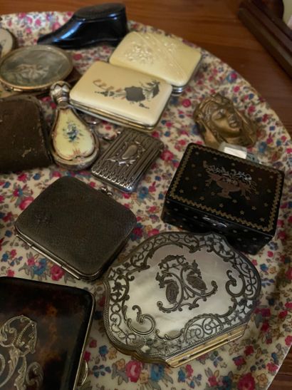 Ensemble de petits objets de vitrine : porte-monnaies...