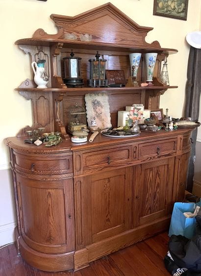 Buffet en bois naturel présentant deux étagères...
