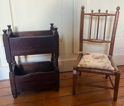 Ensemble comprenant une petite chaise d'enfant...