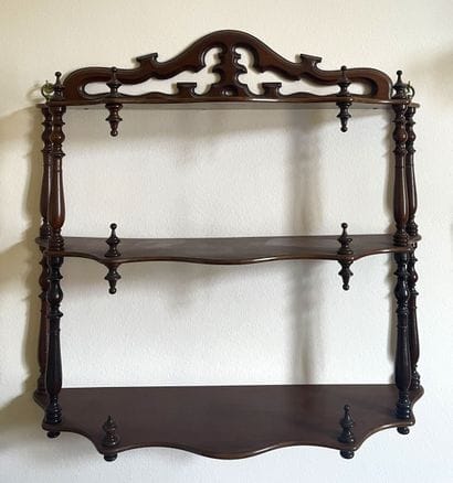 Paire d'étagères d'applique en bois sculpté...