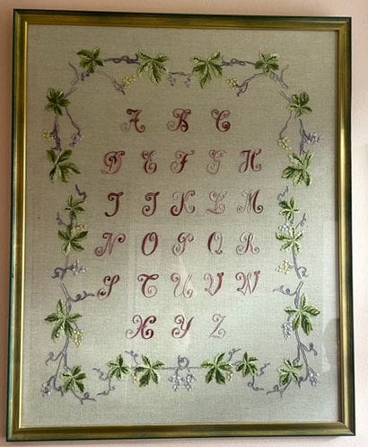 Ensemble de broderies encadrées divers (Abécédaires,...