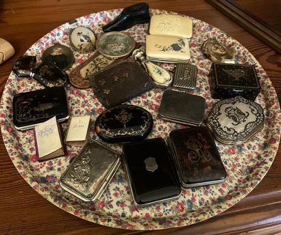 Ensemble de petits objets de vitrine : porte-monnaies...