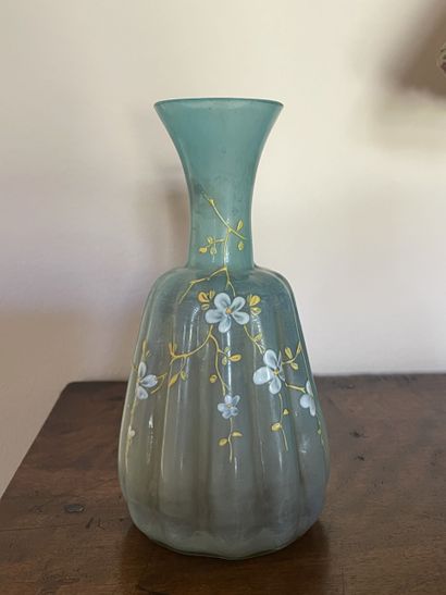 Paire de vases de forme balustre en opaline...