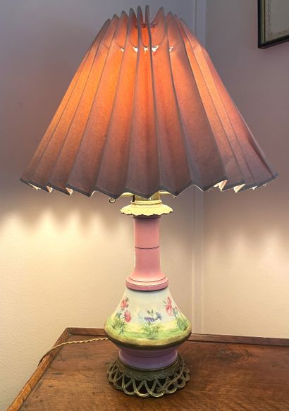 Paire de lampes à pétrole en porcelaine rose...