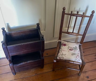 Ensemble comprenant une petite chaise d'enfant...