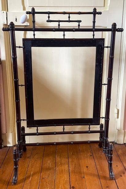 Structure d'un écran de cheminée en bois...