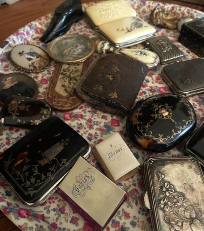 Ensemble de petits objets de vitrine : porte-monnaies...