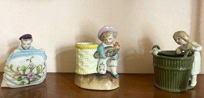 Ensemble de 12 petits sujets en porcelaine...