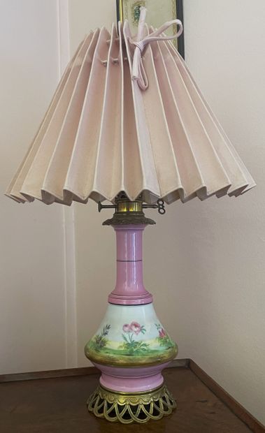 Paire de lampes à pétrole en porcelaine rose...