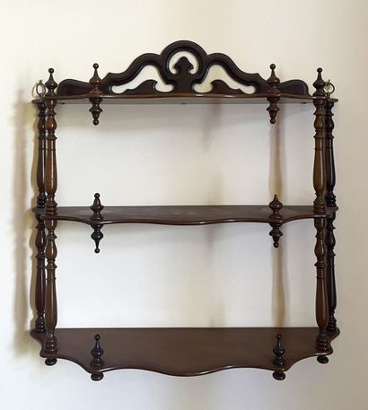 Paire d'étagères d'applique en bois sculpté...