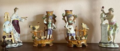 Ensemble de 12 petits sujets en porcelaine...