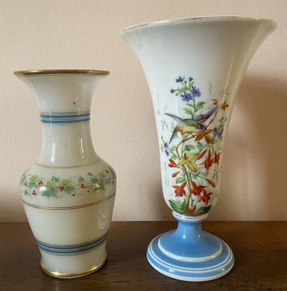 Ensemble comprenant deux vases à motifs de...