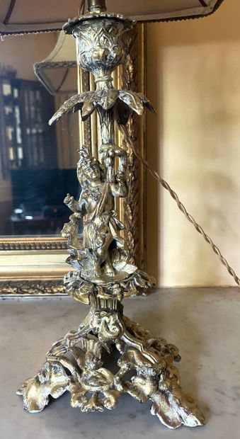Paire de bougeoirs montés en lampe en bronze...