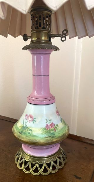 Paire de lampes à pétrole en porcelaine rose...