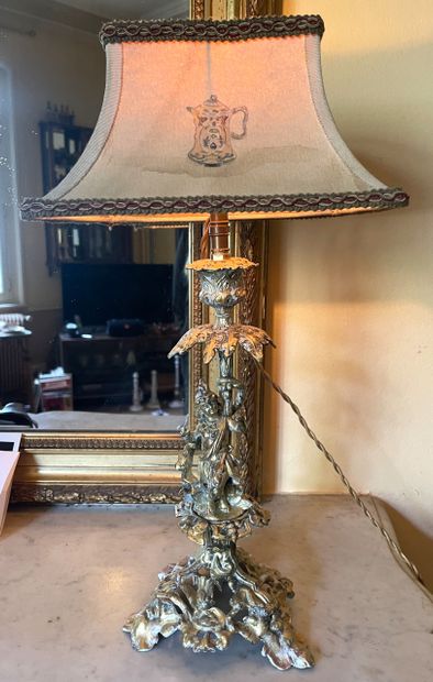 Paire de bougeoirs montés en lampe en bronze...