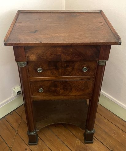 Table de chevet en placage d'acajou, ouvrant...