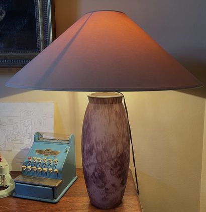Paire de vase montés en lampe en verre teinté...