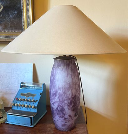 Paire de vase montés en lampe en verre teinté...
