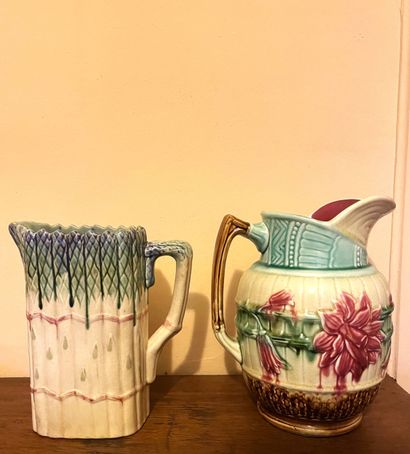 Ensemble de deux pichets en barbotine à décor...
