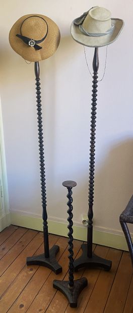 Ensemble de trois porte-chapeaux en bois...