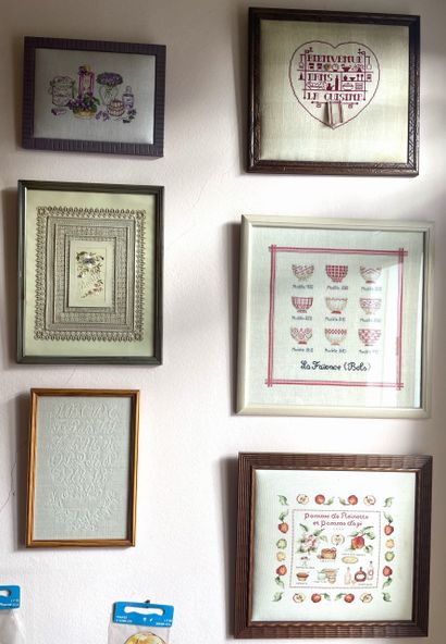 Ensemble de broderies encadrées divers (Abécédaires,...
