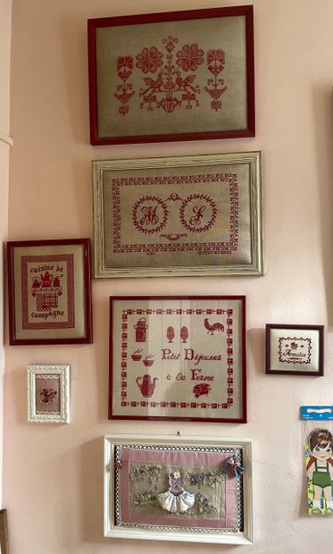Ensemble de broderies encadrées divers (Abécédaires,...