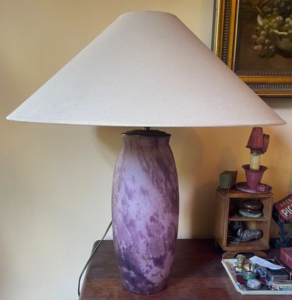 Paire de vase montés en lampe en verre teinté...