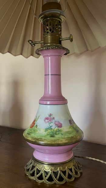 Paire de lampes à pétrole en porcelaine rose...