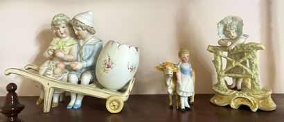 Ensemble de 12 petits sujets en porcelaine...