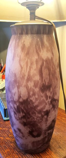 Paire de vase montés en lampe en verre teinté...