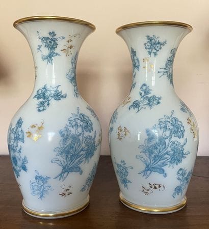 Paire de vases de forme balustre en opaline...