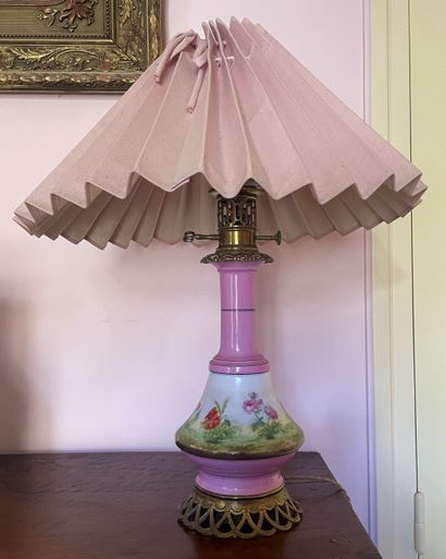 Paire de lampes à pétrole en porcelaine rose...