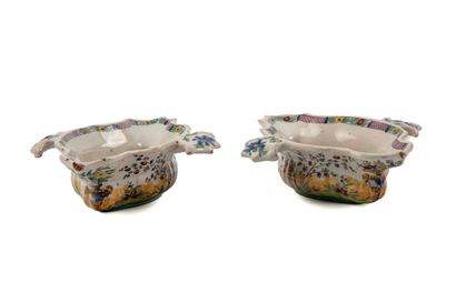 MOUSTIERS
Paire de saucières en faïence polychrome,...