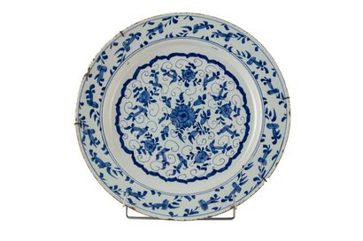 Paire de plats de faïences bleue et blanche,...