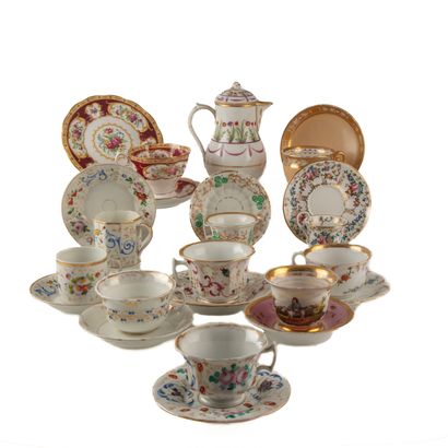 Ensemble de tasses à thé et à café dépareillées...