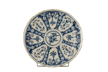 Paire de plats de faïences bleue et blanche,...