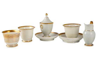 Service à thé en porcelaine à décor de filets...