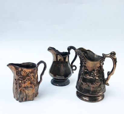 Ensemble de pichets et pots en faïence lustrée...