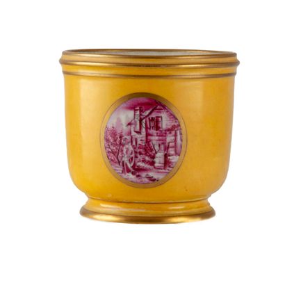 Cache pot en porcelaine jaune à décor de...