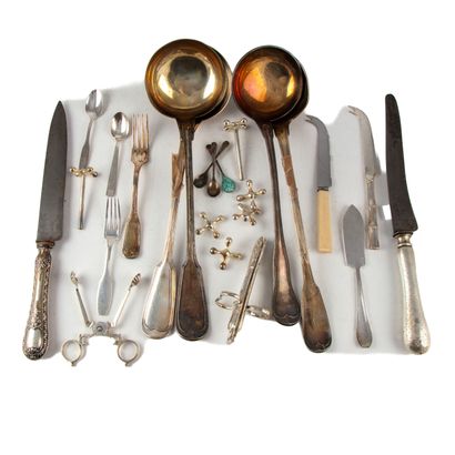 Ensemble de couverts dépareillés en métal...