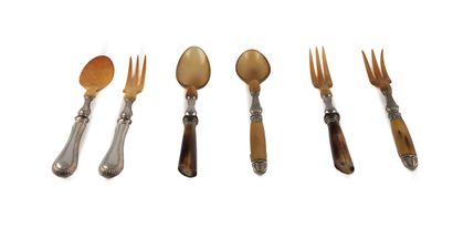 Suite de trois couverts à salade en corne...