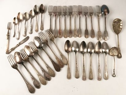 Ensemble de couverts dépareillés en métal...