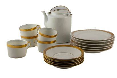 Ensemble en porcelaine de LIMOGES comprenant...