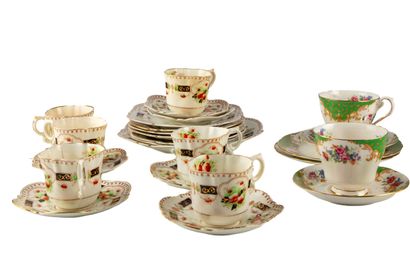 Ensemble de deux services à thé en porcelaine...