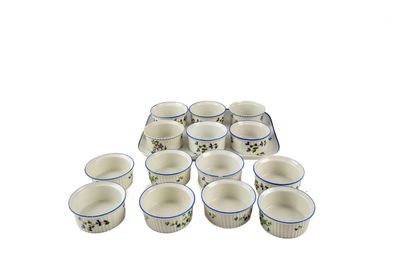 Ensemble en porcelaine de LIMOGES comprenant...