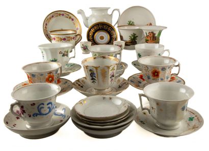 Ensemble de tasses et sous tasses, porcelaine...