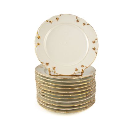 Service de 12 assiettes porcelaine de Paris,...