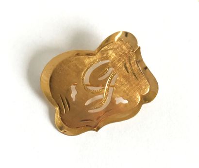 Broche plaque de forme mouvementée en or...