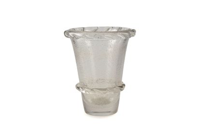 BIOT, dans le goût de
Vase en cristal bullé...