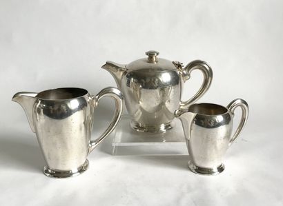 ERCUIS
Théière et deux pots à lait en métal...